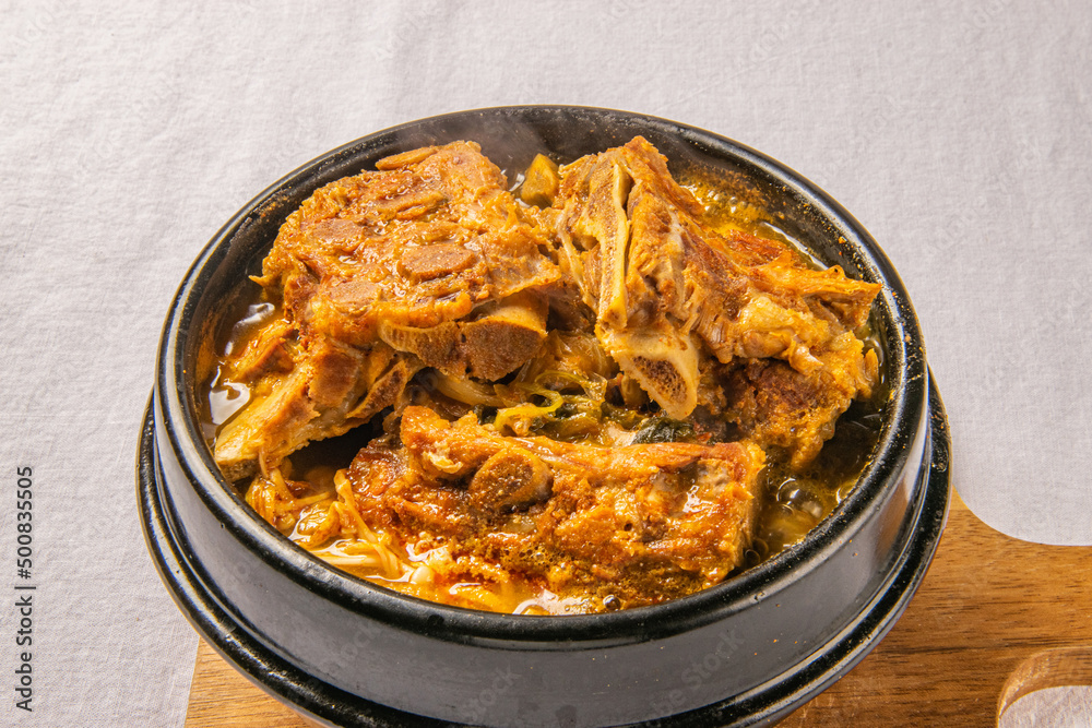 돼지 뼈로 만든 한국식 뼈해장국 감자탕 돼지 뼈로 만든 한국식 뼈해장국 감자탕