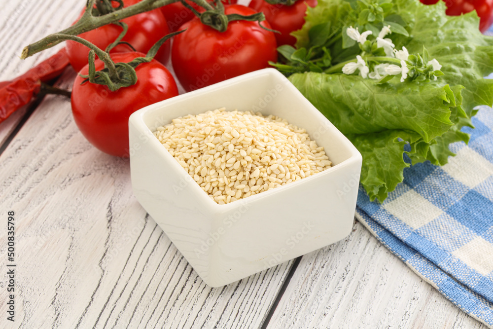 Raw sesame seeds in the bowl