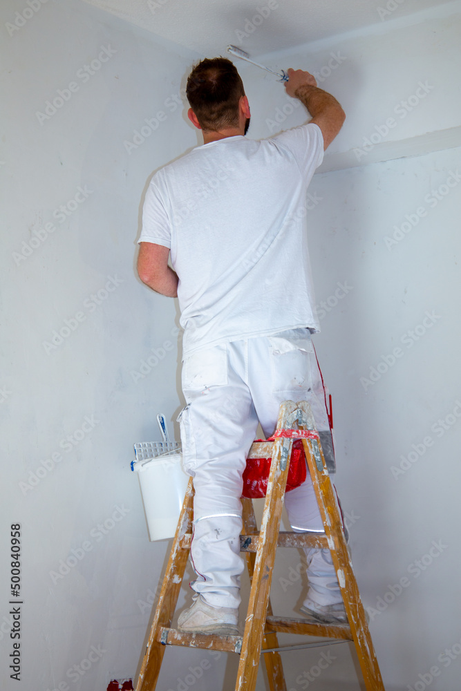 Maler renoviert eine Altbauwohnung