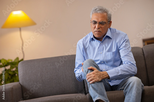 Foto Portrait of a senior man suffering from knee pain