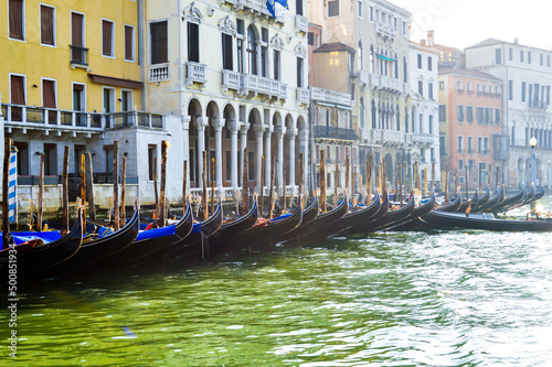 ベネチアの運河とゴンドラ  © YUKI