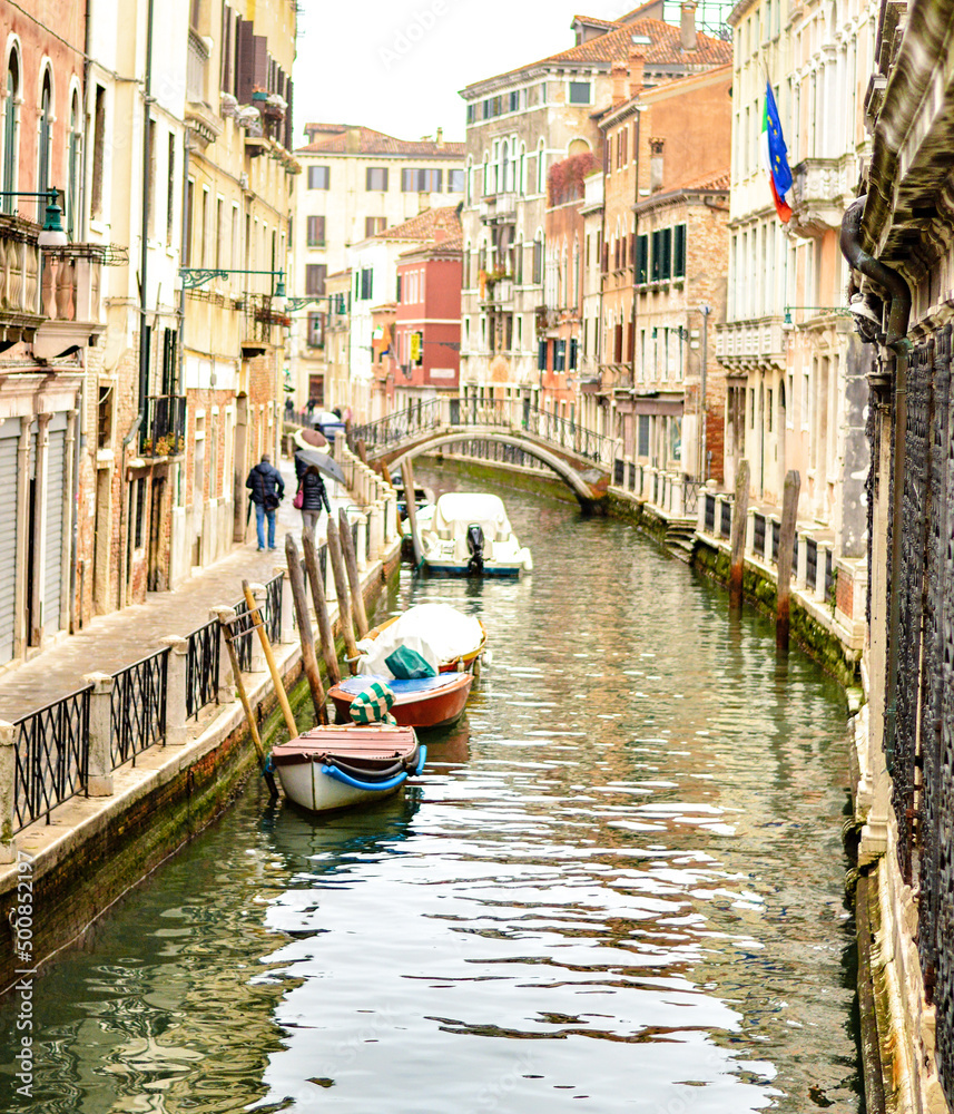 ベネチアの運河とゴンドラ
