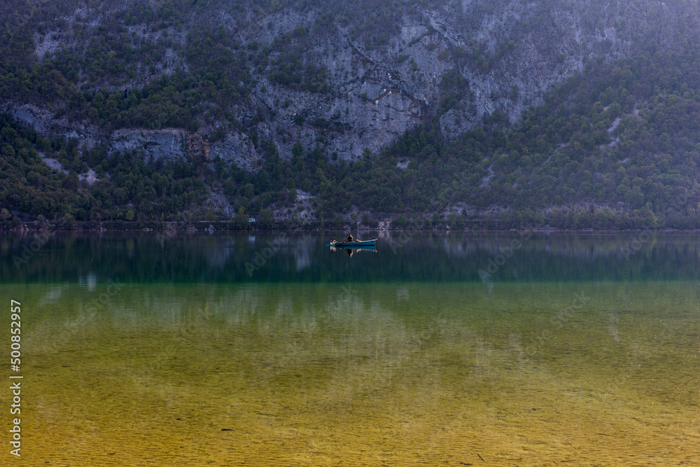 Un pécheur sur une barque au lac d'aiguebelette en France