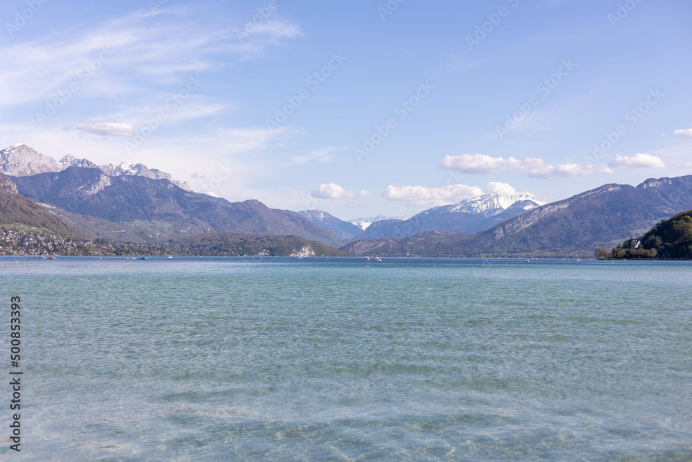 Paysage du lac d'Annecy en Savoie, photographie prise depuis un bateau