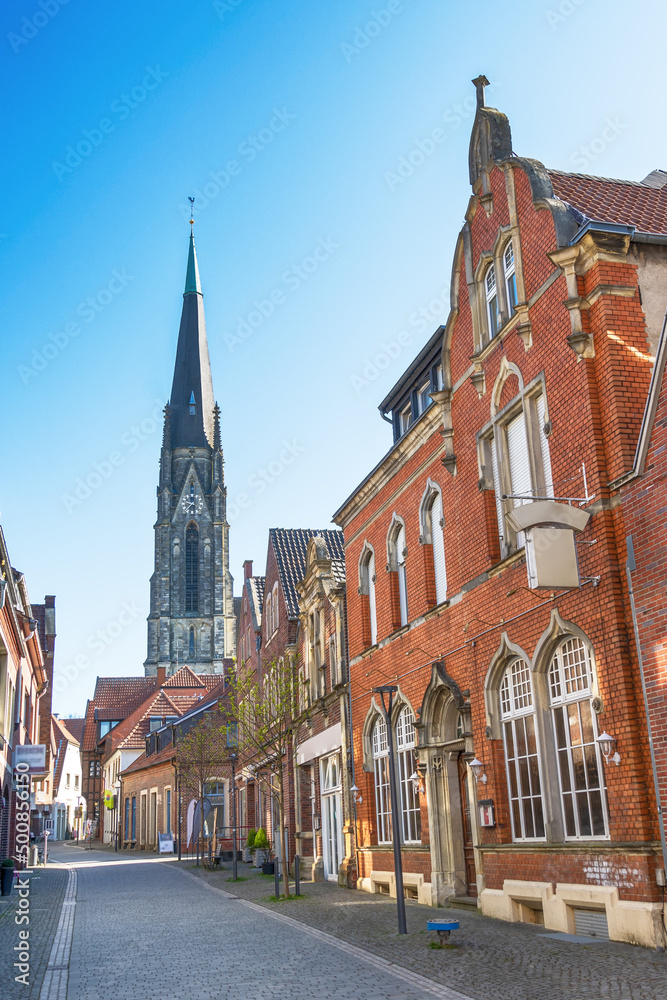 Blick durch eine Häuserzeile auf den Ludgerus-Dom in Billerbeck, Münsterland, Nordrhein-Westfalen