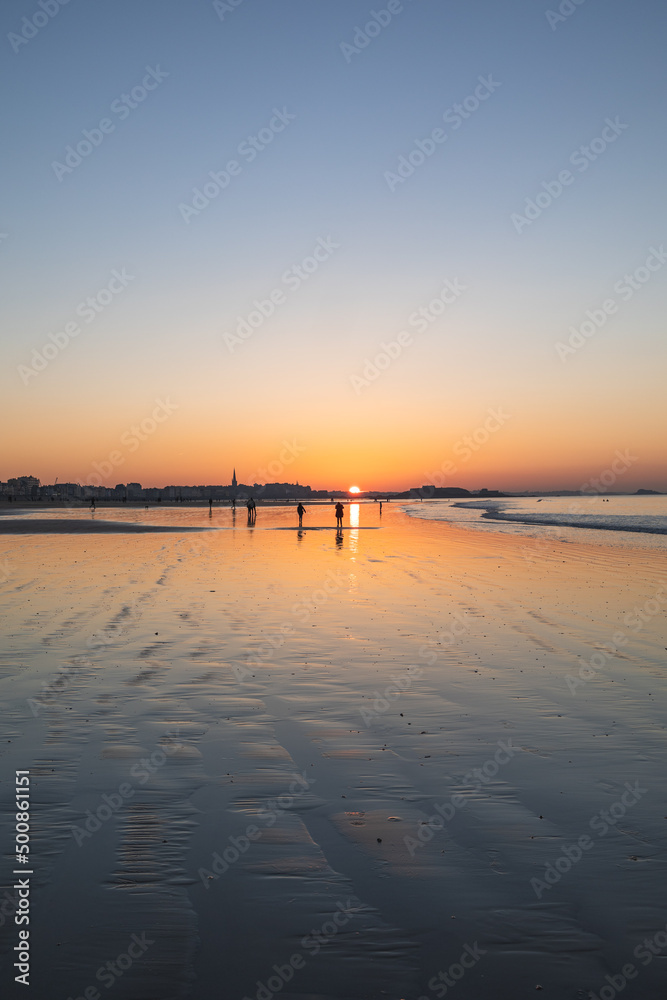 Obraz premium Coucher de soleil Saint-Malo plage de Rochebonne