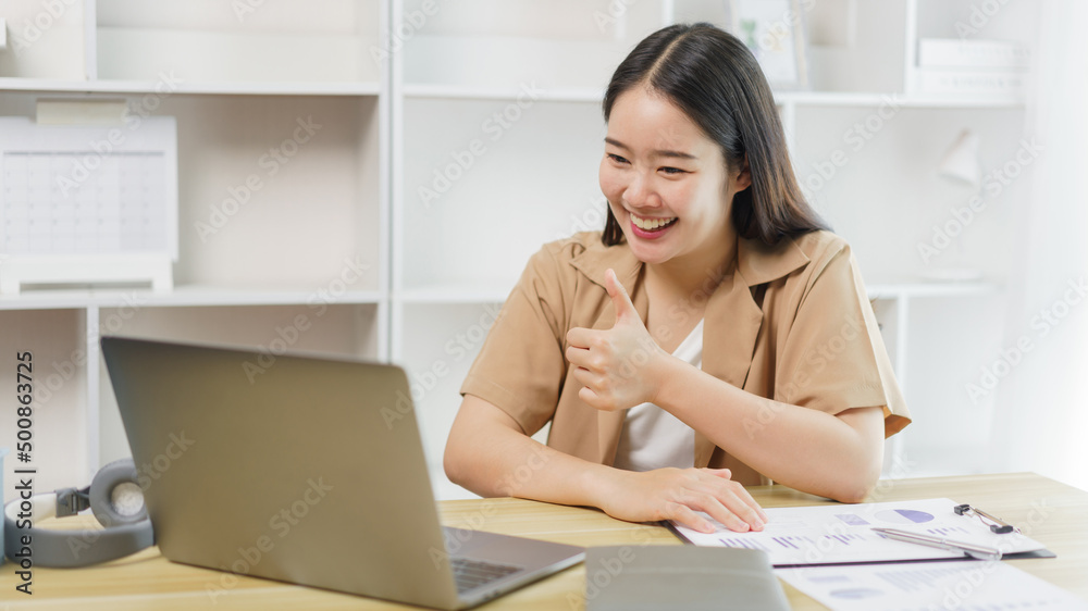Online lifestyle concept A female worker cheerfully admiring the cooperative team and giving them a thumb up. Online lifestyle concept A female worker cheerfully admiring the cooperative team and giving them a thumb up.