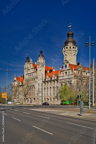 Neues Rathaus, Straße, Fahrbahn im Vordergrund, Leipzig in Sachsen
