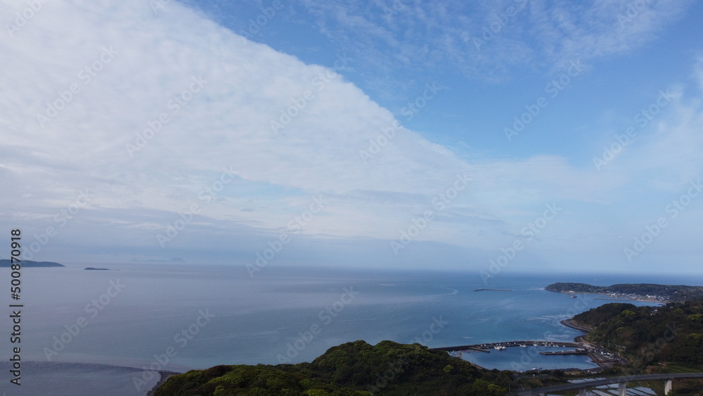 角島大橋　ドローン空撮空からの眺め　角島と青い空とエメラルドグリーンとブルーの海