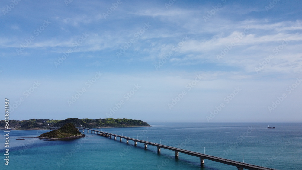 角島大橋　ドローン空撮空からの眺め　角島と青い空とエメラルドグリーンとブルーの海