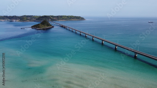 角島大橋 ドローン空撮空からの眺め 角島と青い空とエメラルドグリーンとブルーの海