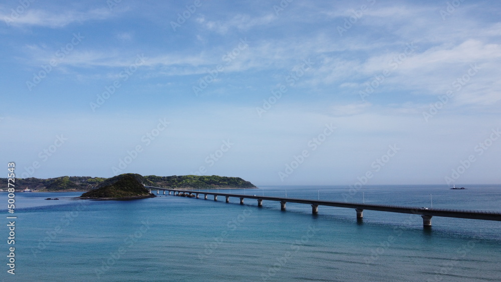 角島大橋　ドローン空撮空からの眺め　角島と青い空とエメラルドグリーンとブルーの海