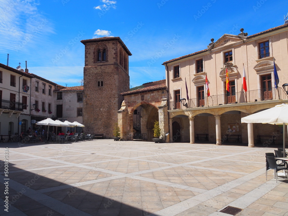Oña, con su imponente monasterio, en la provincia de Burgos. España.