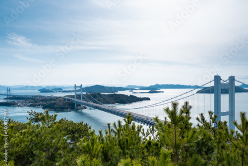 岡山県の鷲羽山展望台から瀬戸大橋を望む
