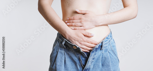Foto woman holding stomach with bellyache or period pains or indegestion