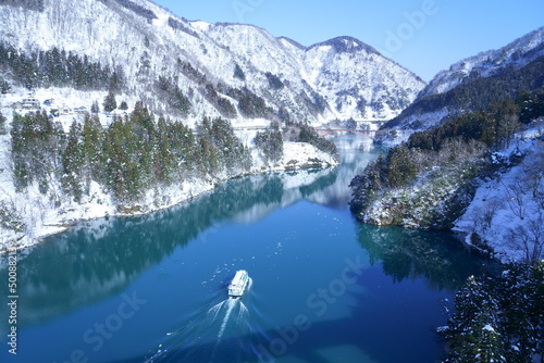利賀大橋から臨む冬の庄川峡と遊覧船