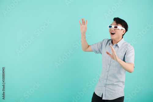 Tableau sur toile Emotional young man in anaglyph paper glasses watching movie with special effect