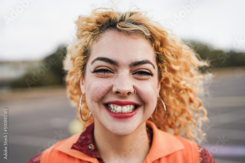 Canvas Print Happy young girl smiling on camera outdoor - Focus on face