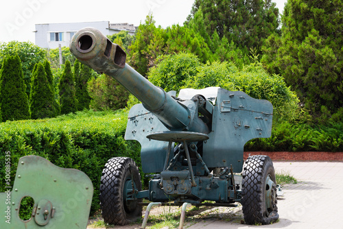 Canvas Print Old artillery gun of the last century in the city center, Ukraine