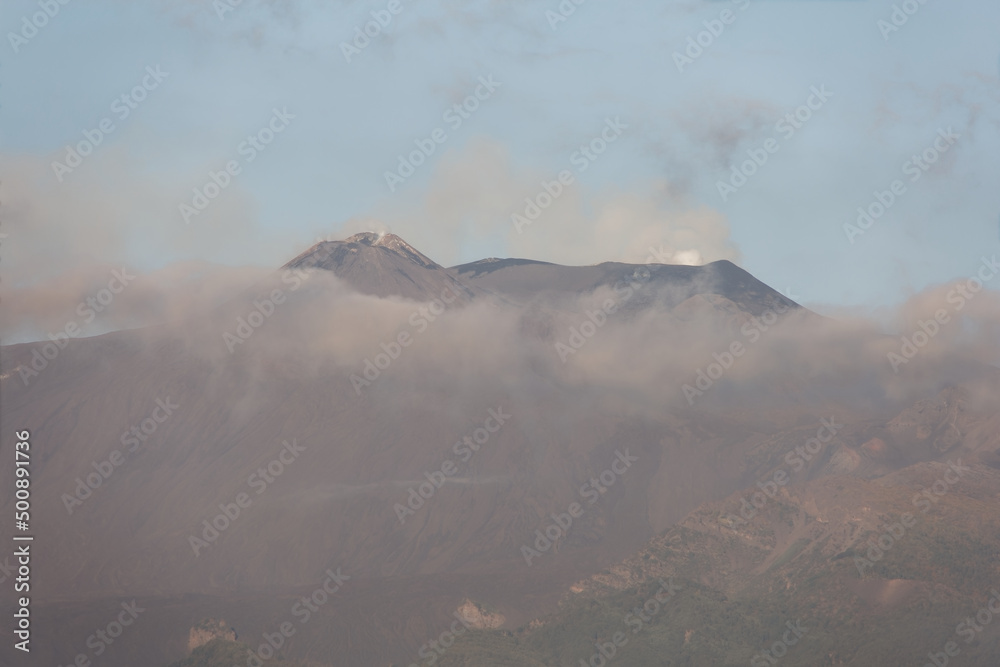 L'Etna è un vulcano attivo. La sua morfologia si modifica di continuo per la sua incessante attività eruttiva.