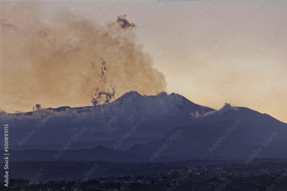 L'Etna è un vulcano attivo. La sua morfologia si modifica di continuo per la sua incessante attività eruttiva.