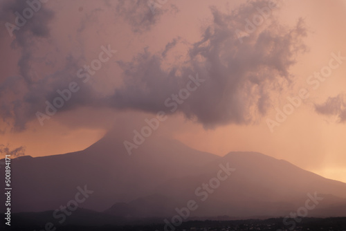 L'Etna è un vulcano attivo. La sua morfologia si modifica di continuo per la sua incessante attività eruttiva.