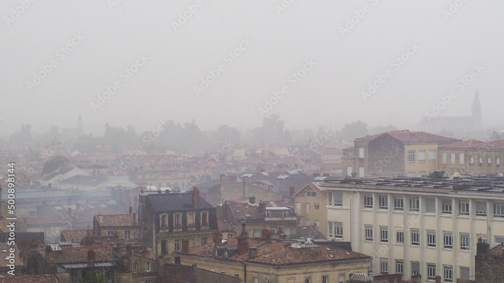 Ville de Bordeaux, sous une forte averse de pluie