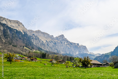 Muotathal, Dorf, Wanderweg, Muota, Fluss, Muotatal, Bergtal, Pragelpass, Landwirtschaft, Felder, Frühling, Schwyz, Schweiz