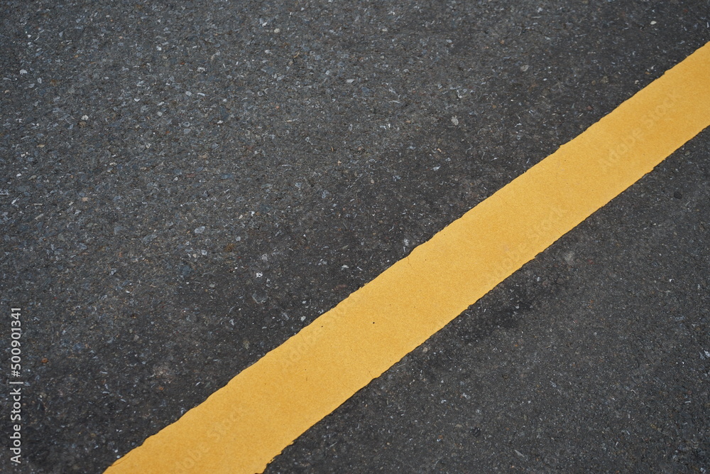 Yellow traffic line Used to divide the traffic direction.