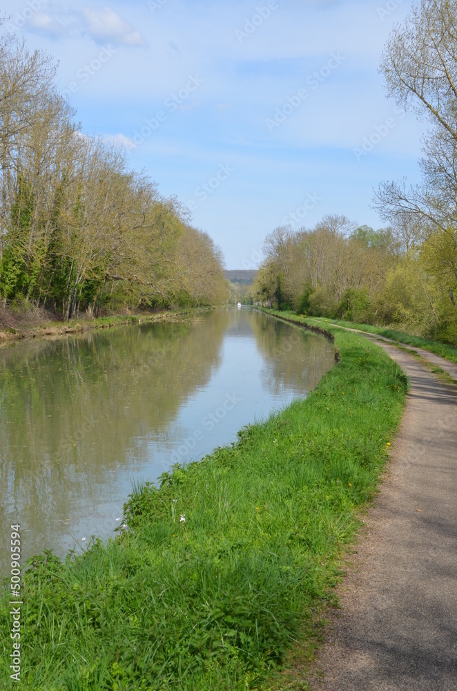 Chemin de halage véloroute canal de Bourgogne