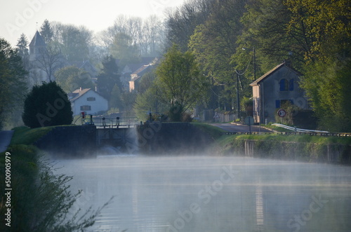 écluse dans la brume canal de bourgogne navigation plaisance