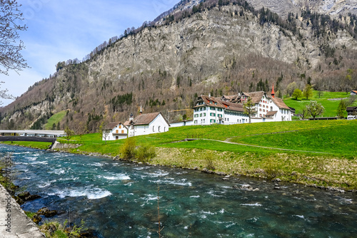 Muotathal, Dorf, Wanderweg, Muota, Fluss, Kloster, Kirche, Kirchenbrücke, Muotatal, Bergtal, Frühling, Schweiz