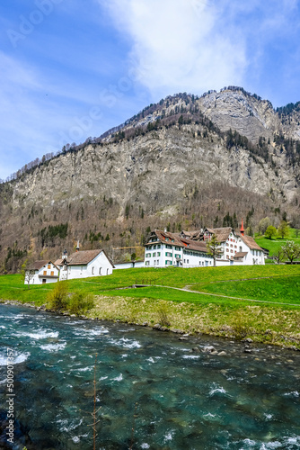 Muotathal, Dorf, Kloster, Wanderweg, Muota, Fluss, Kirche, Kapelle,  Kirchenbrücke, Muotatal, Bergtal, Frühling, Schweiz