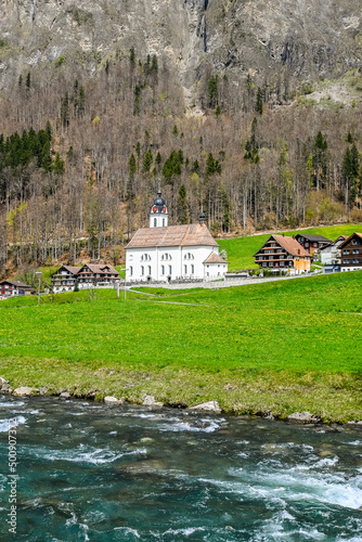 Muotathal, Dorf, Wanderweg, Muota, Fluss, Kirche, Kirchenbrücke, Muotatal, Bergtal, Frühling, Schweiz photo