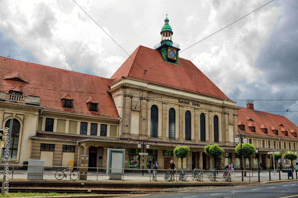 görlitz, deutschland - bahnhof und vorplatz