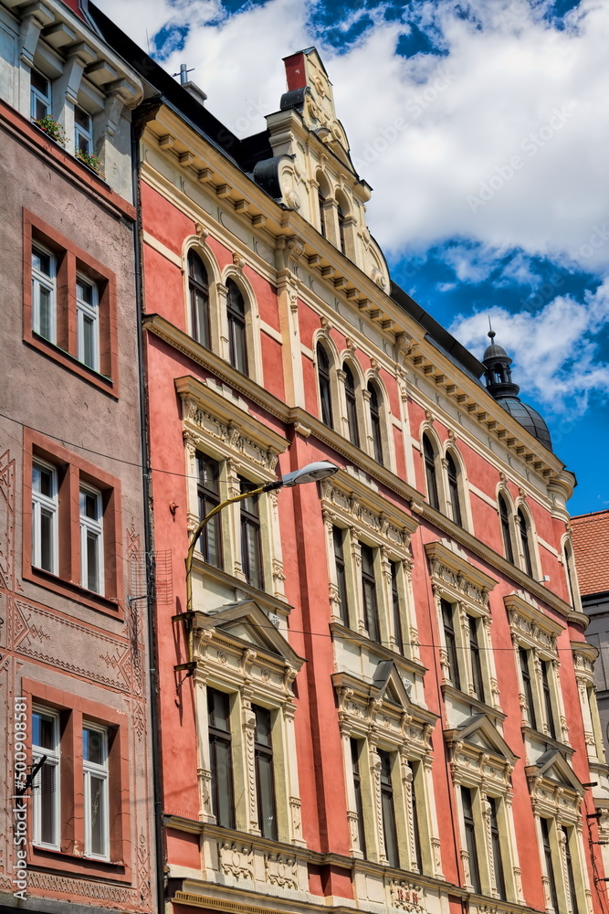 liberec, tschechien - 30.06.2020 - hausfassade mit stuck