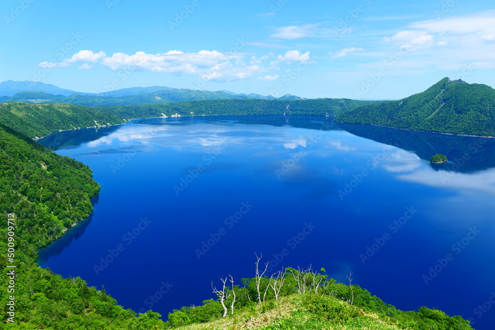阿寒摩周国立公園。空を映す摩周湖。弟子屈、北海道、日本。6月下旬。