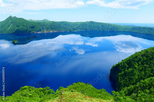 阿寒摩周国立公園。空を映す摩周湖。弟子屈、北海道、日本。6月下旬。 © 義美 前田
