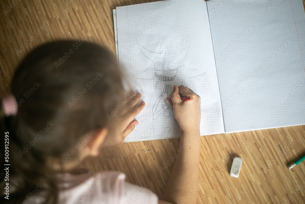 Dziewczynka rysująca sztukę na kartce - obrazy, fototapety, plakaty 
