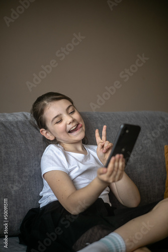 Młoda dziewczynka robiąca sobie zdjęcie