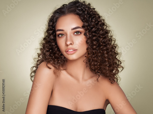 Fotografia Fashion studio portrait of beautiful smiling woman with afro curls hairstyle