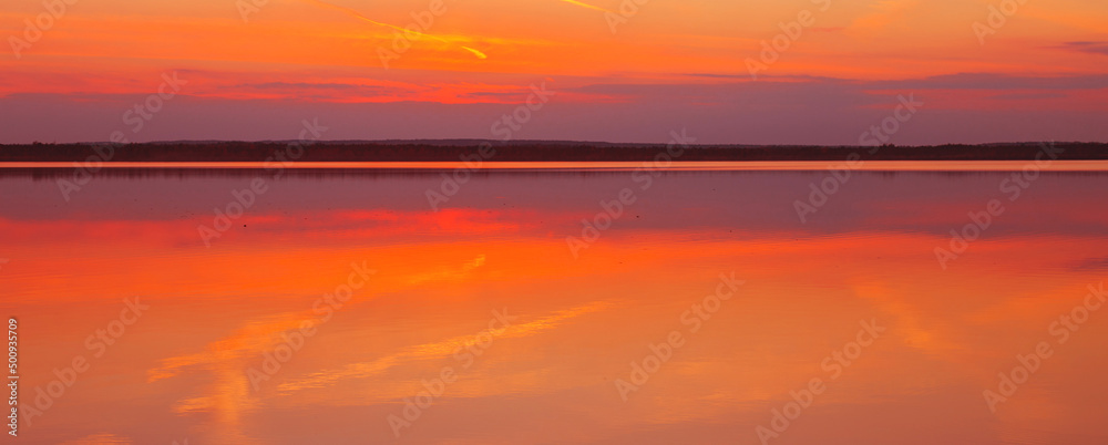 Fototapeta premium Reflection of a beautiful sunset over the water