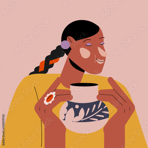 Ilustración de vector de mujer latina morena hispana sonriendo sosteniendo una jarrón de cerámica ó barro. Tomando agua o café de una taza.