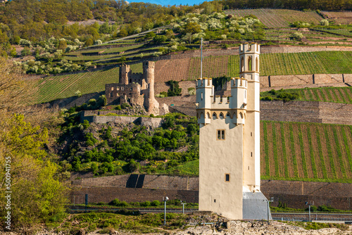 Der Binger Mäuseturm, erbaut im 14. Jahrhundert und im Hintergrund die Burgruine Ehrenfels aus dem 12. Jahrhundert. Zollstation im Mittelalter photo