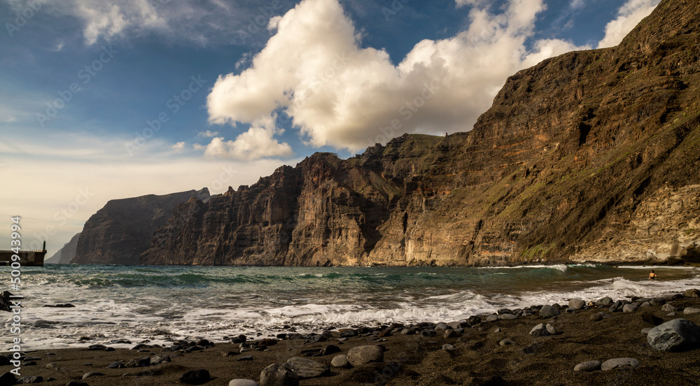Vista panorámica de los acantilados de Los Gigantes desde la playa de Guios en Tenerife, Islas Canarias, España
