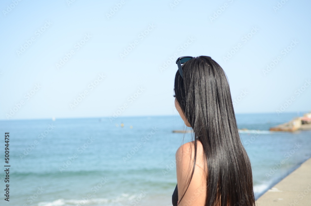 Une femme brune dans la ville de barcelone Une femme brune dans la ville de barcelone