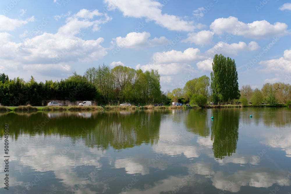 Obraz premium The Loing canal in the French Gatinais regional nature park