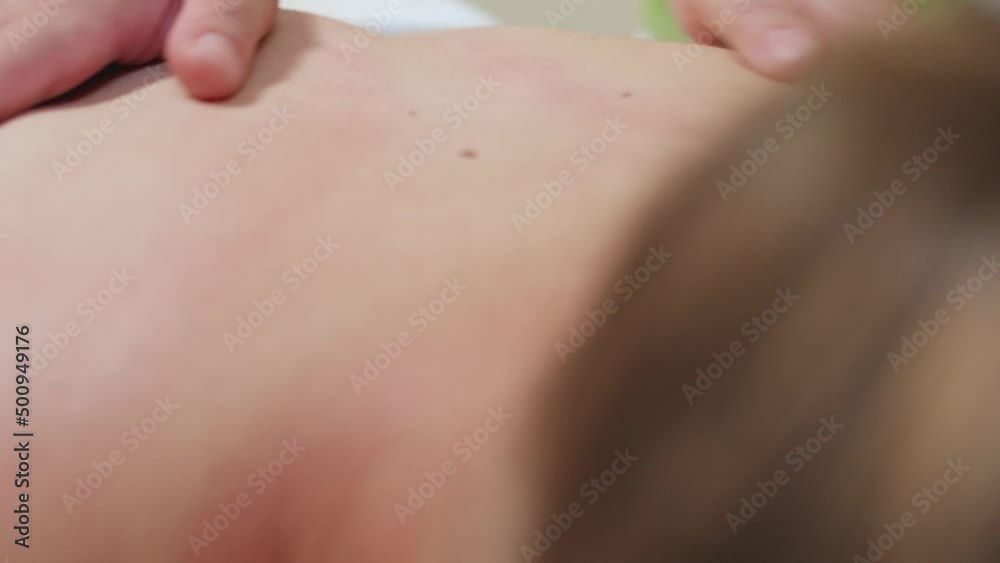 masseuse massages a woman back with öl masseuse massages a woman back with öl