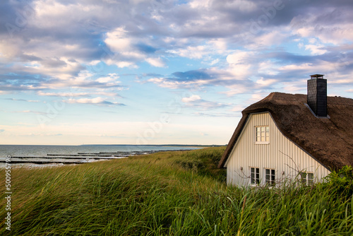 Fototapeta Naklejka Na Ścianę i Meble -  Strandhaus hinter Sanddünen am Ostseestrand