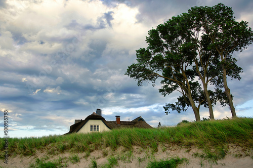 Strandhaus hinter den Sanddünen am Strand der Ostsee